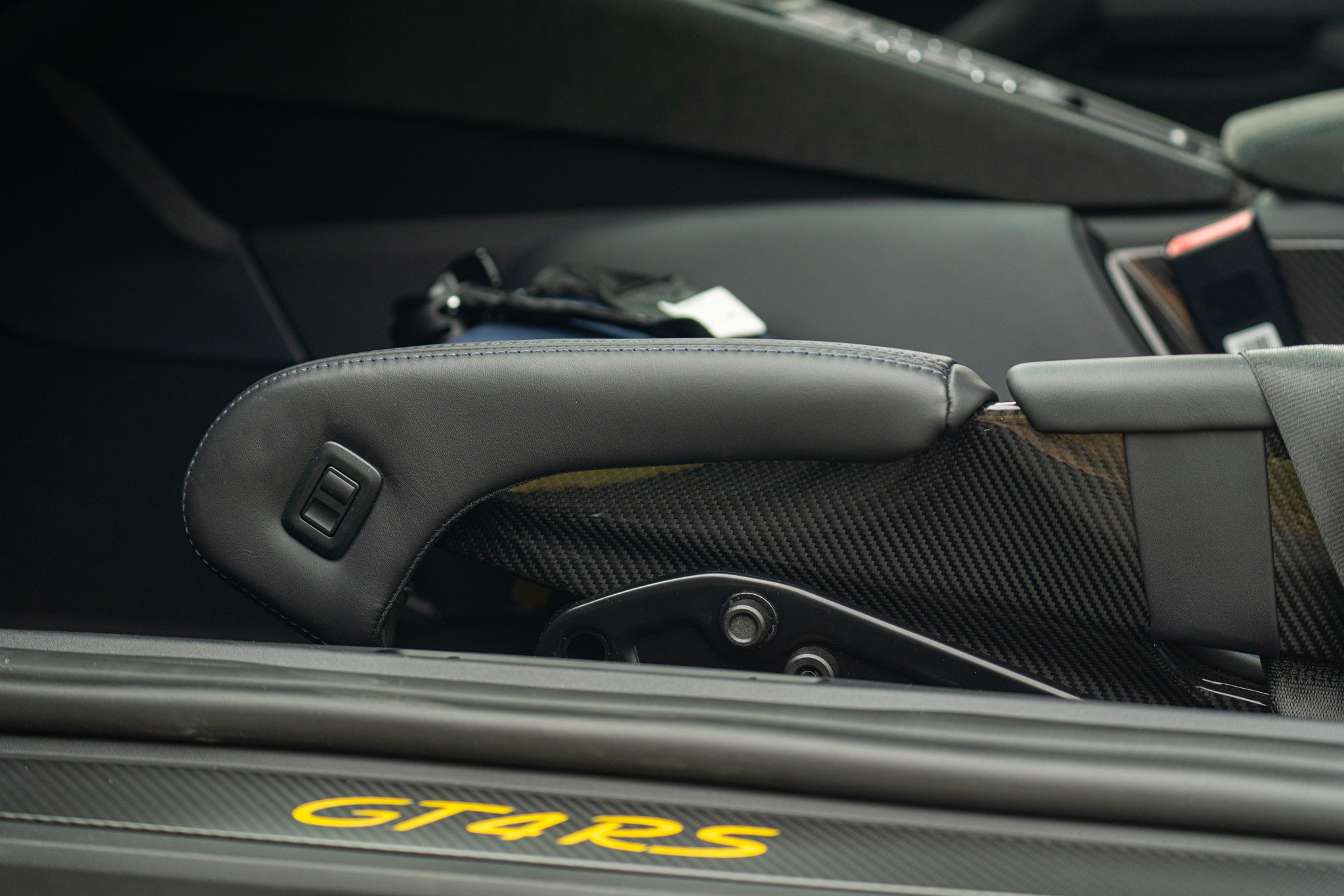 Porsche CAYMAN 718 GT4 RS “weissach” 