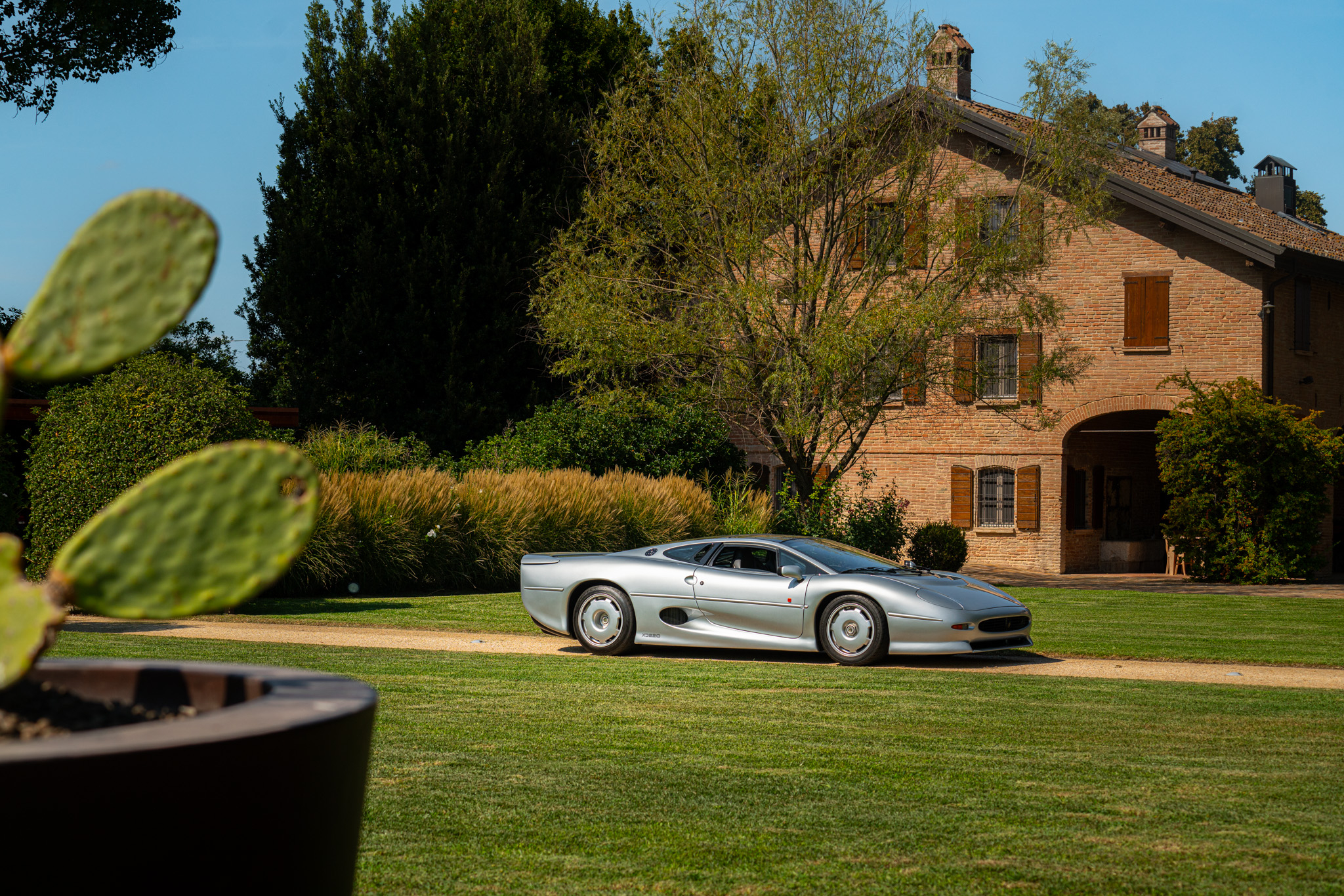 Jaguar XJ 220 