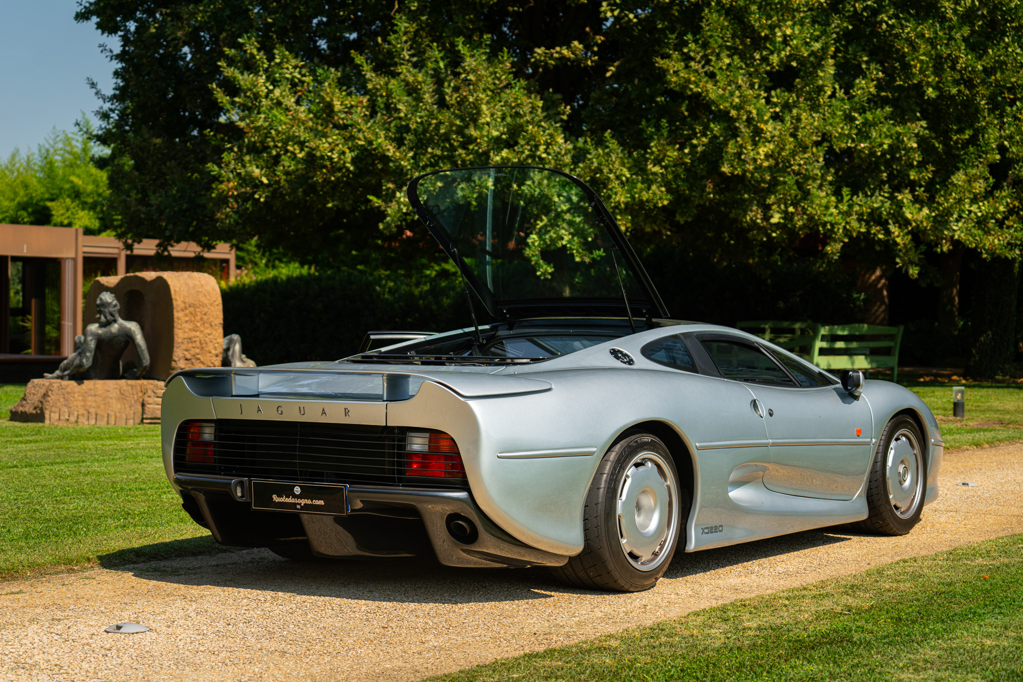 Jaguar XJ 220 