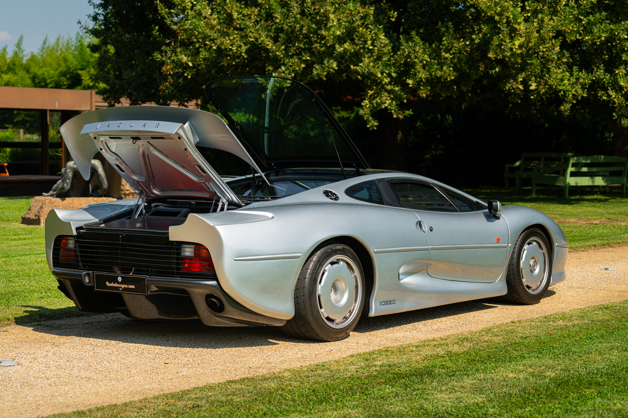 Jaguar XJ 220 
