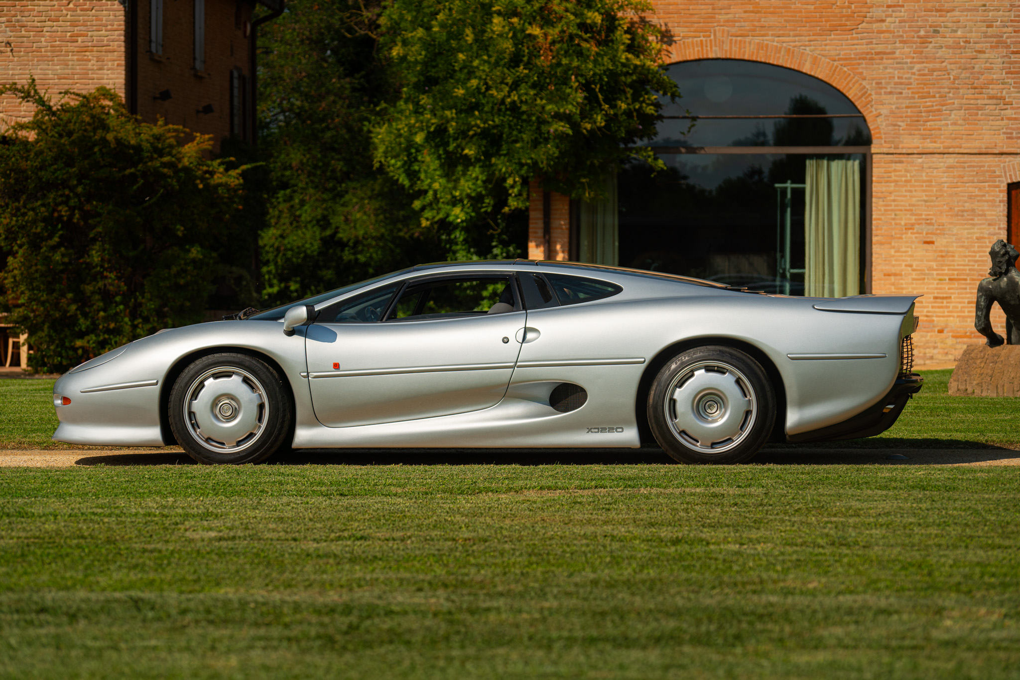 Jaguar XJ 220 