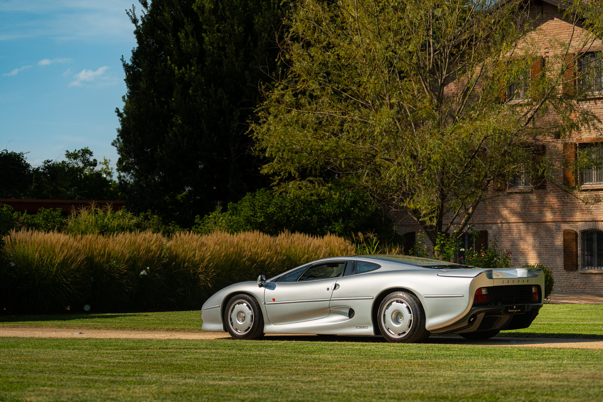 Jaguar XJ 220 