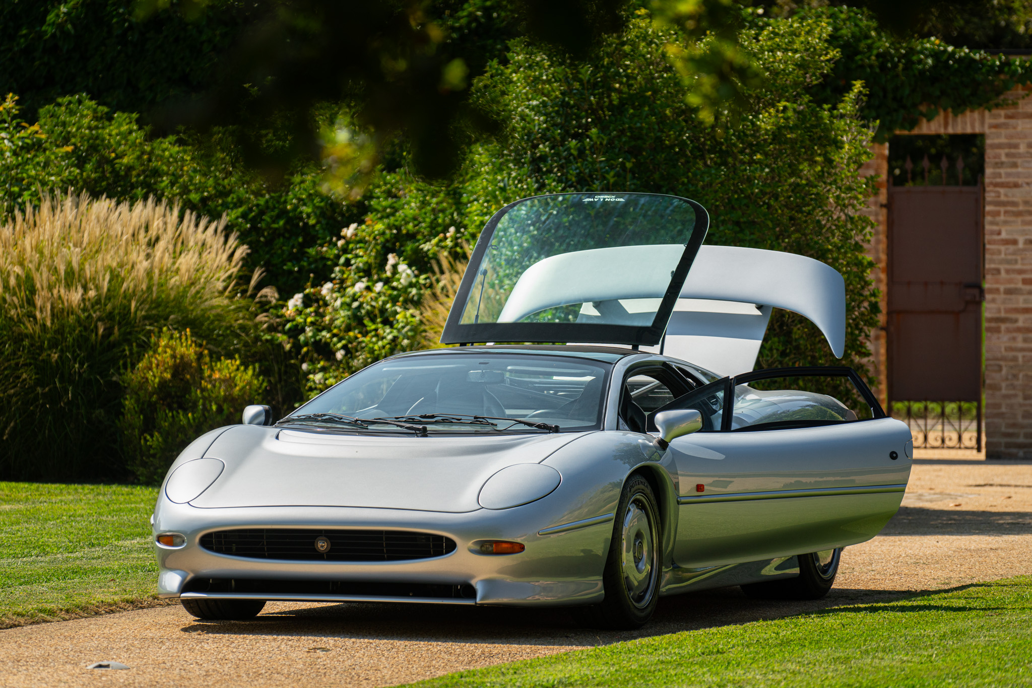 Jaguar XJ 220 
