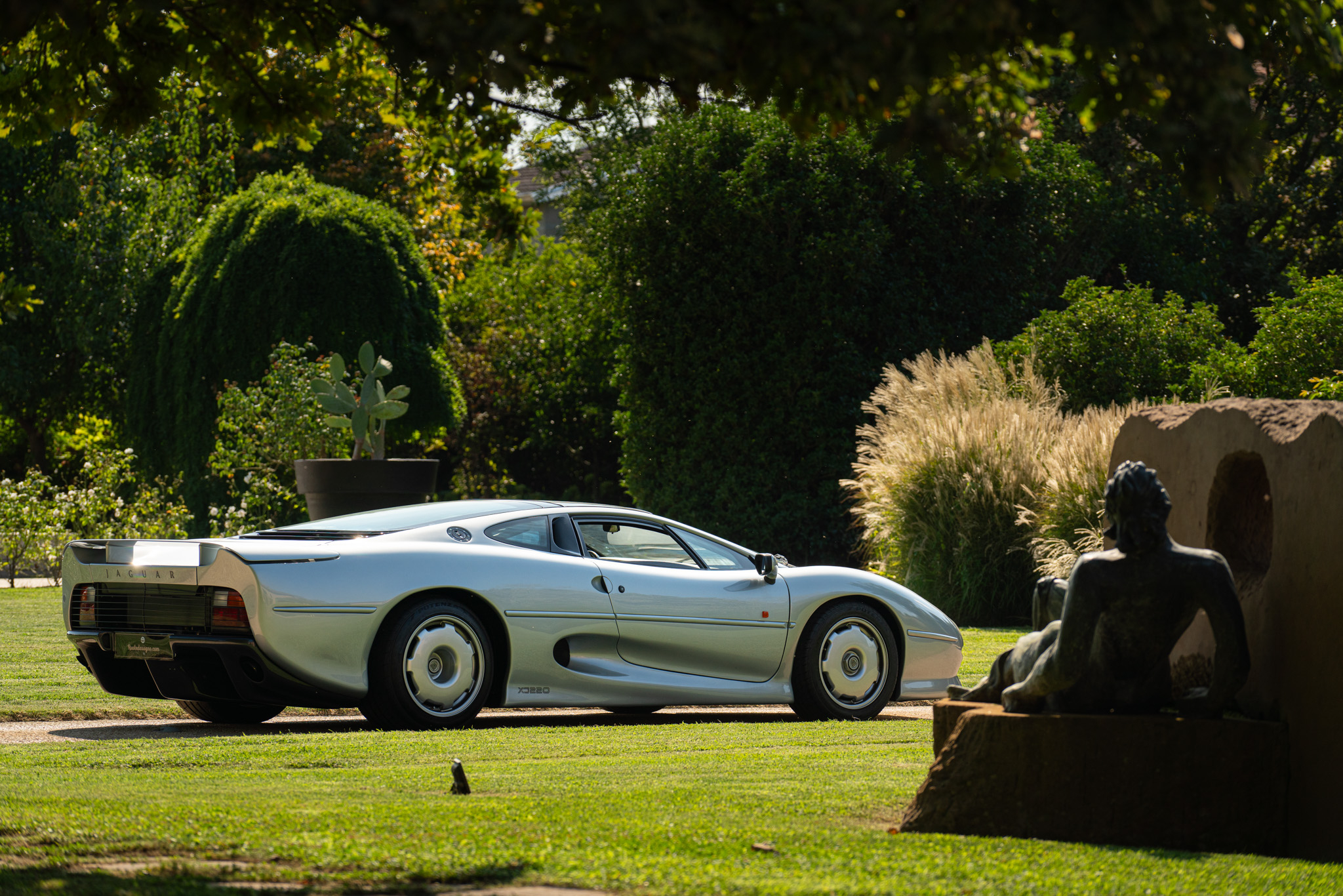 Jaguar XJ 220 