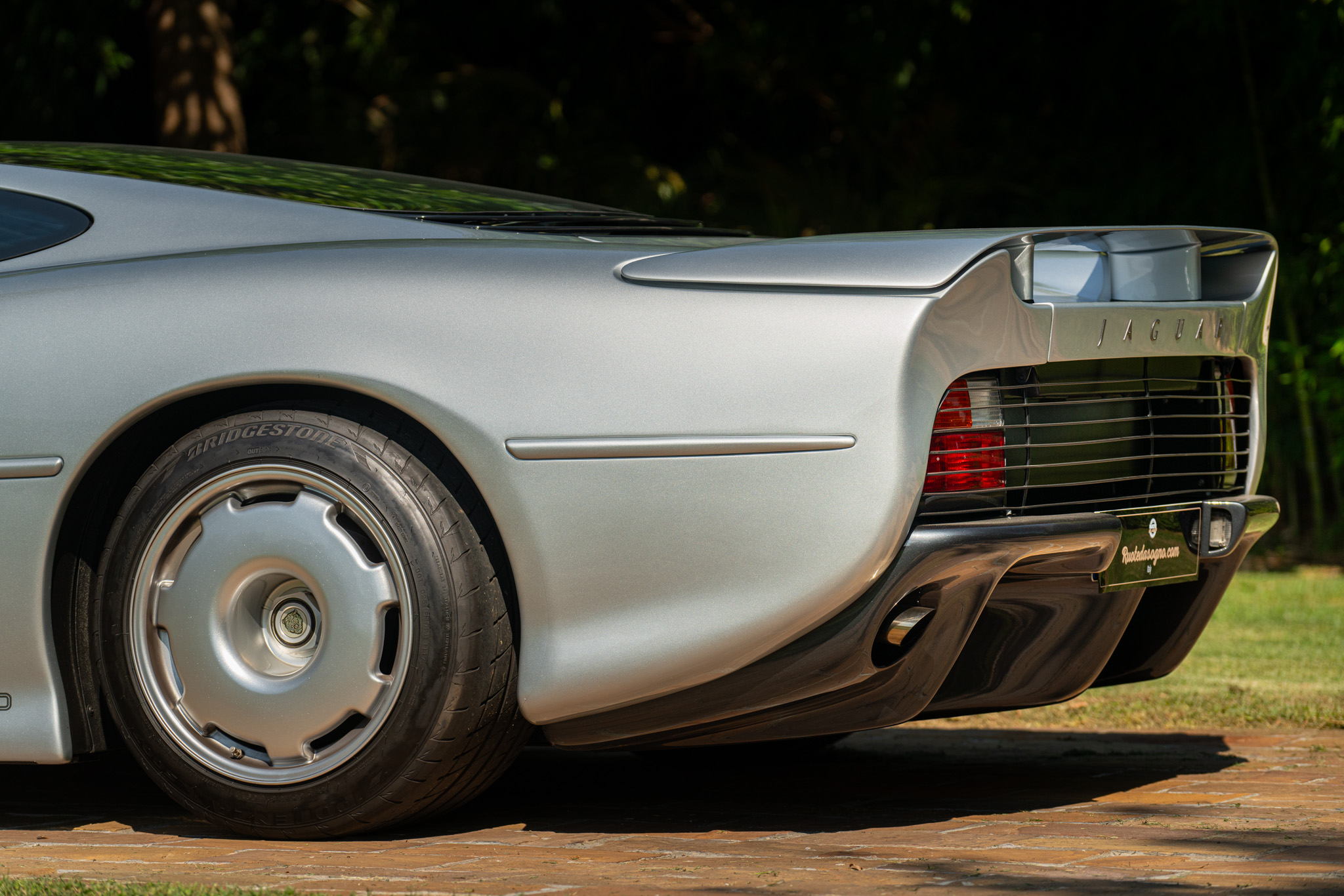 Jaguar XJ 220 