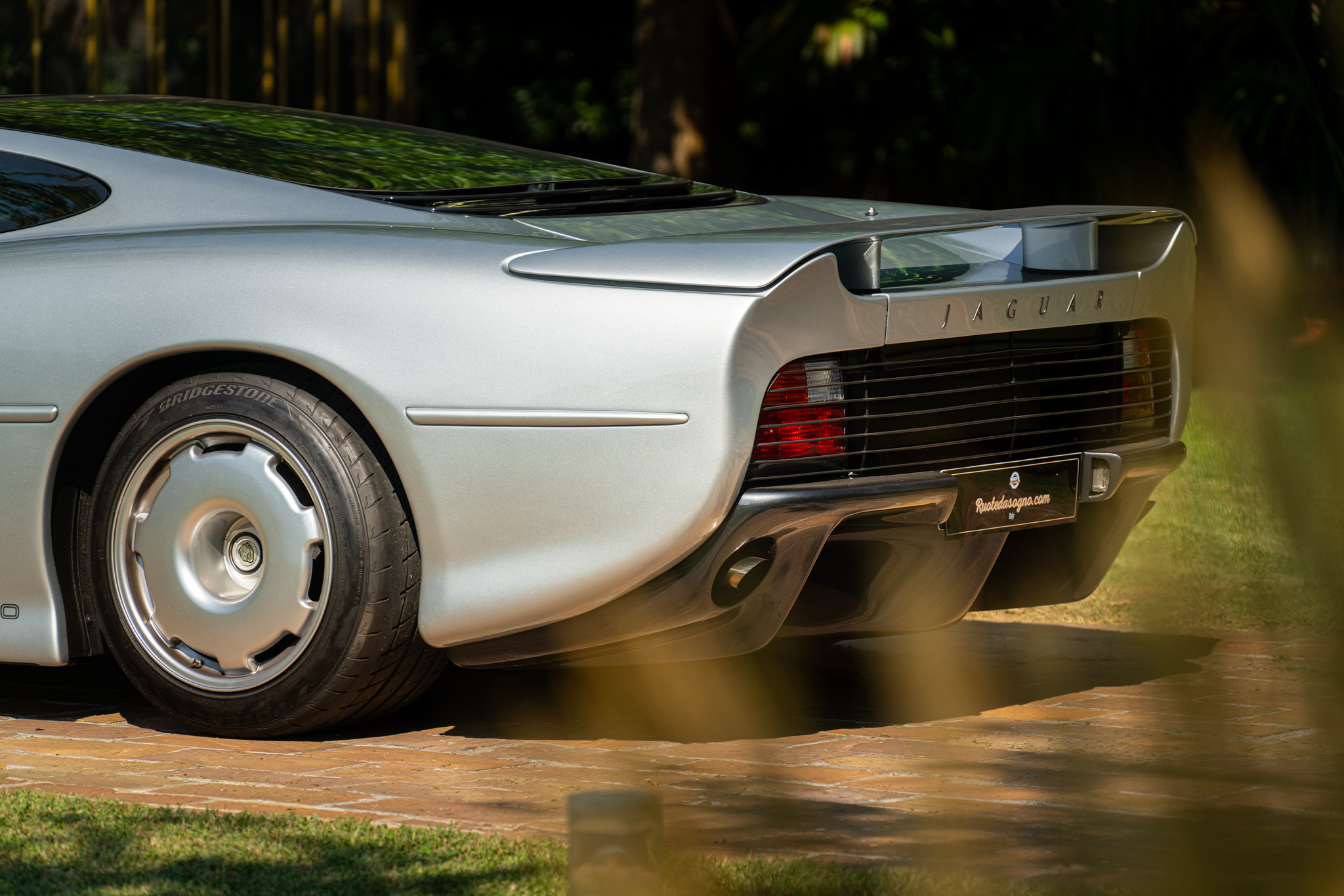 Jaguar XJ 220 