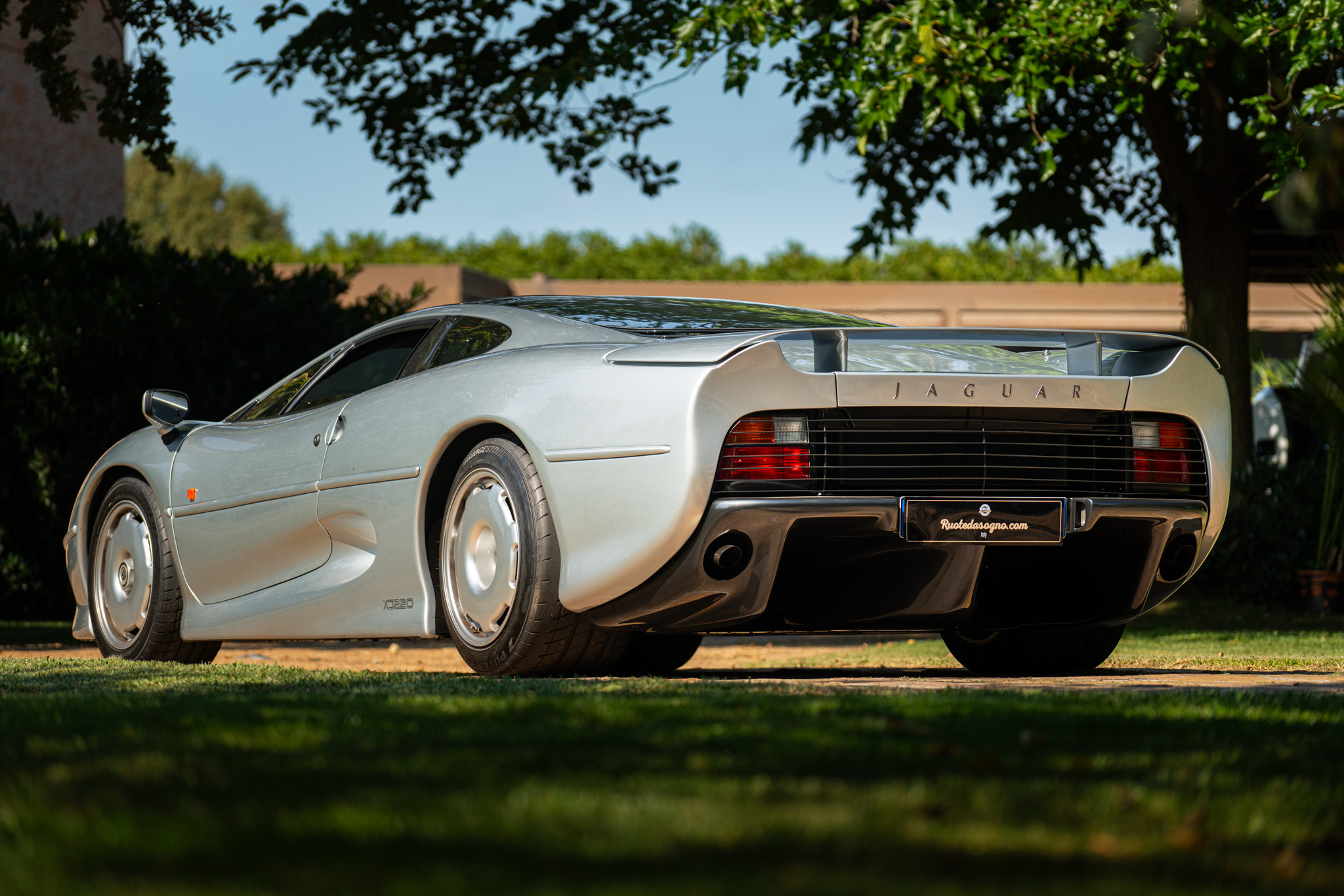 Jaguar XJ 220 