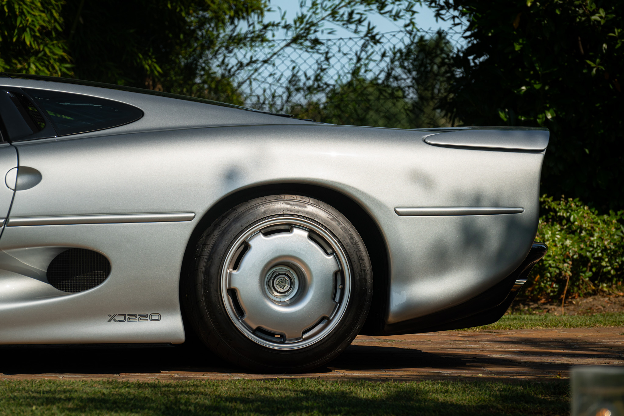 Jaguar XJ 220 