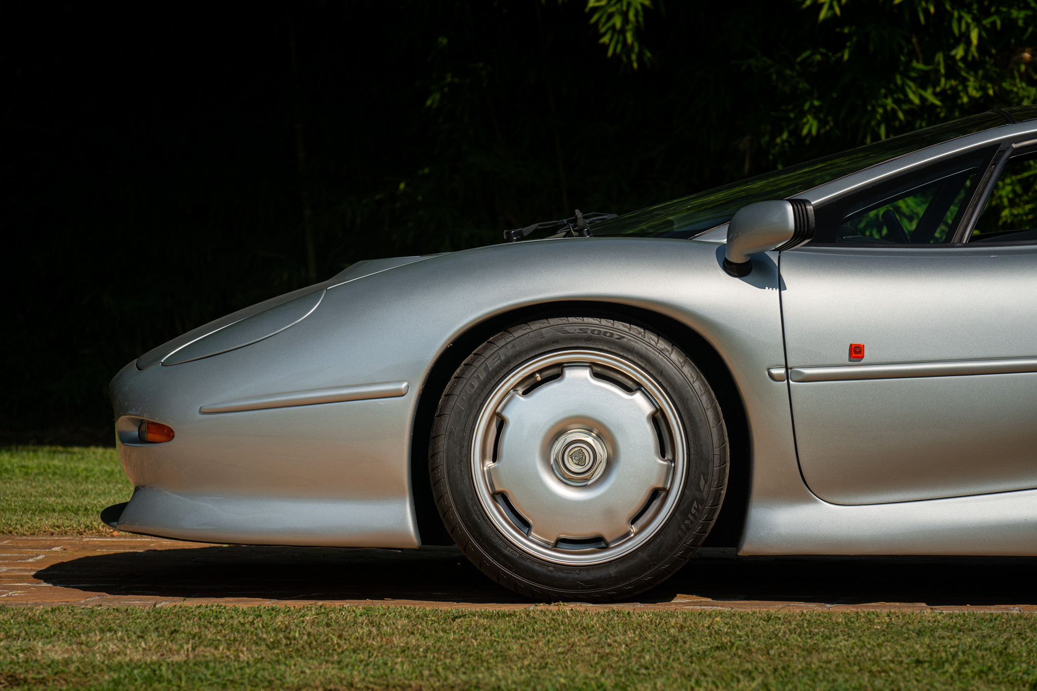 Jaguar XJ 220 