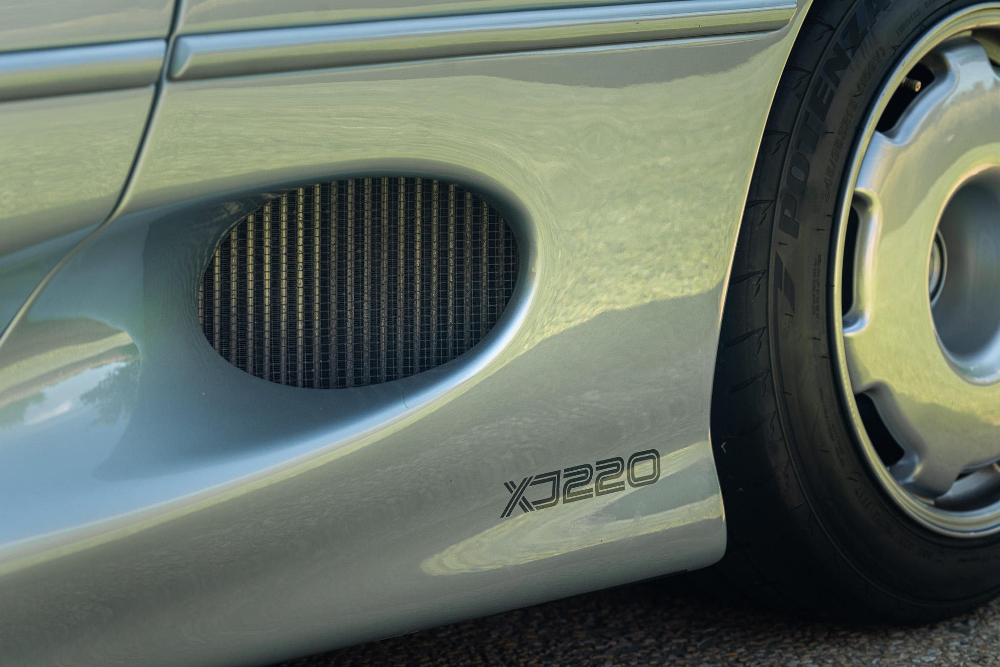 Jaguar XJ 220 
