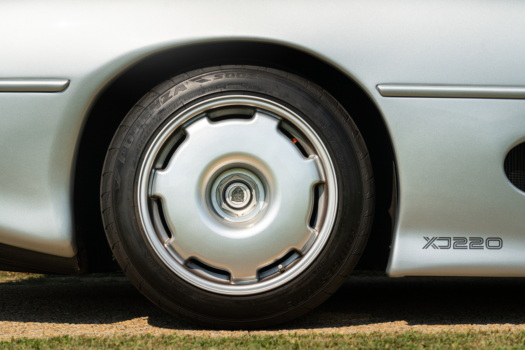 Jaguar XJ 220 