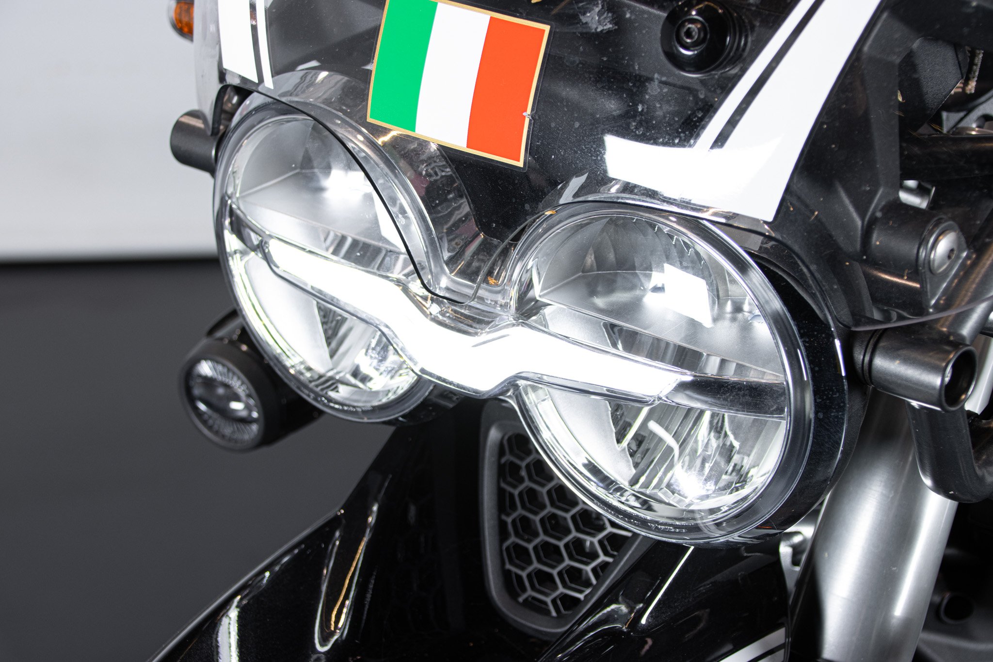 Moto Guzzi V85 TT GUARDIA D’ONORE 1946 