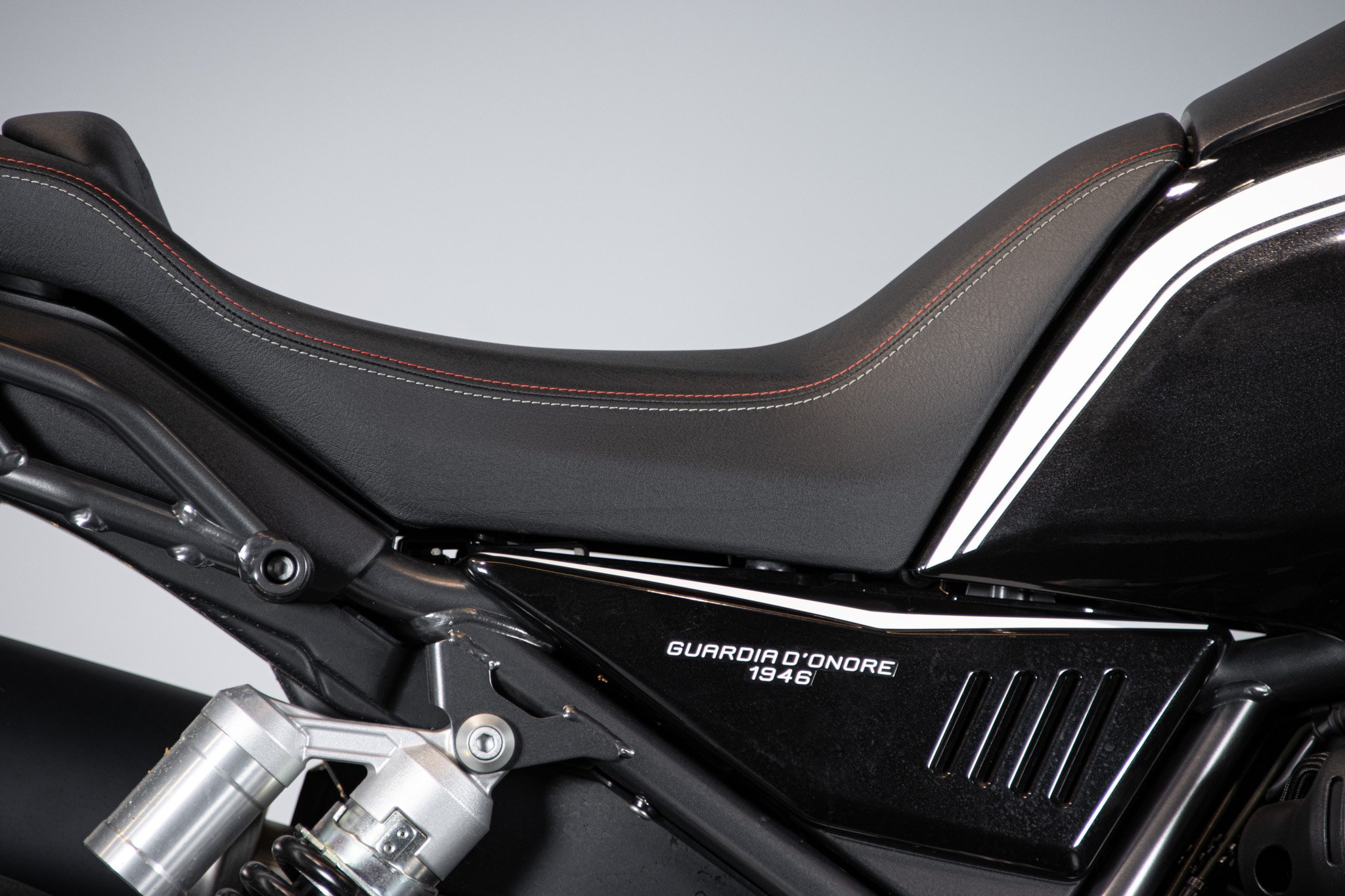 Moto Guzzi V85 TT GUARDIA D’ONORE 1946 