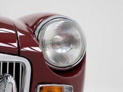 MG B \'74 